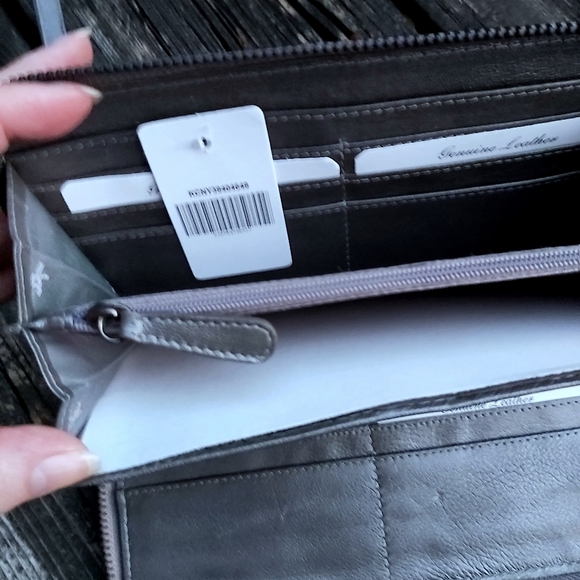 Kenneth Cole New York Leather Wristlet Wallet - Picture 9 of 10